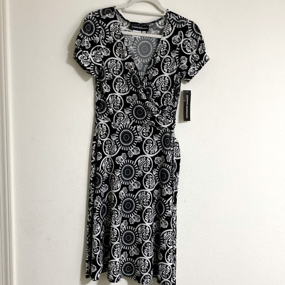 $129 NEW! DONNA MORGAN Faux Wrap Dress in black and White Size 6 - Picture 1 of 6